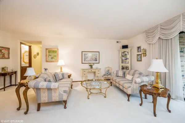 301 Lake Hinsdale DR #404, Willowbrook, IL 60527