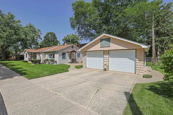 325 S Lodge LN, Lombard, IL 60148