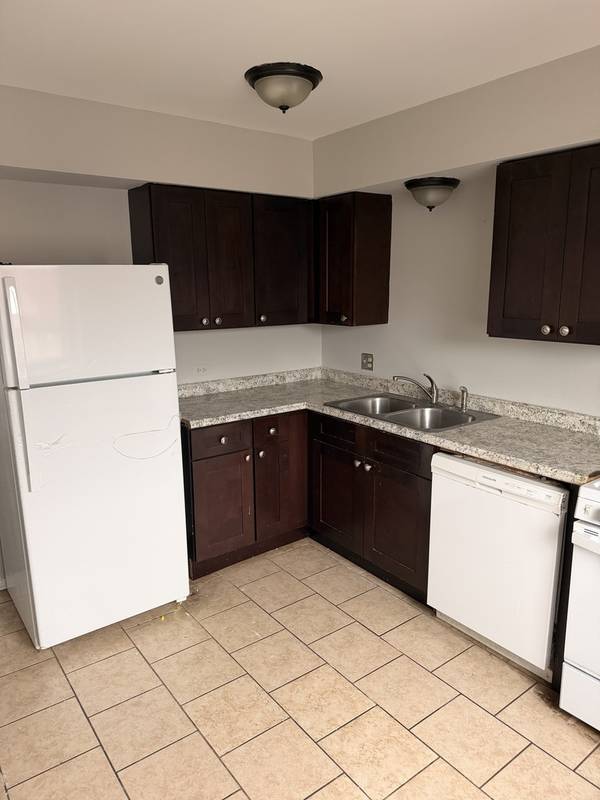 10479 Dearlove RD #2A, Glenview, IL 60025