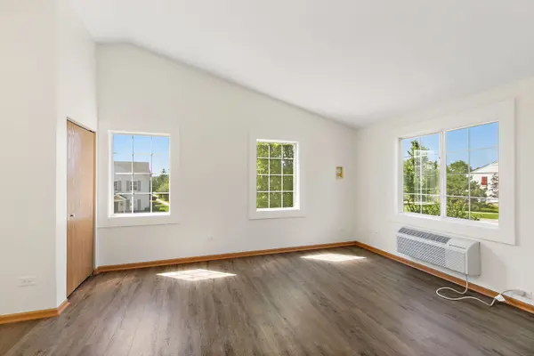 131 Silverstone DR #4, Carpentersville, IL 60110