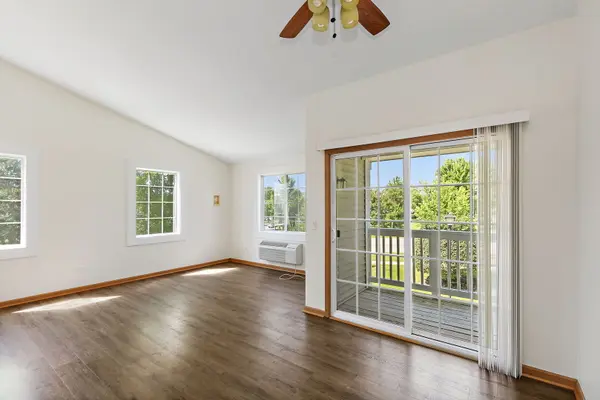 131 Silverstone DR #4, Carpentersville, IL 60110