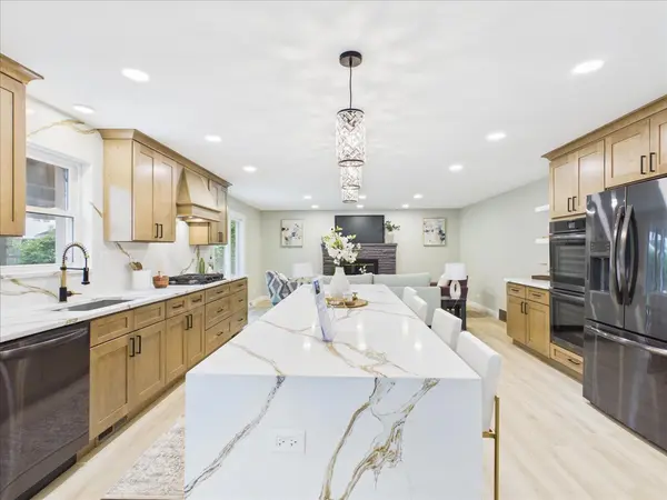 1504 Pfingsten RD, Glenview, IL 60025
