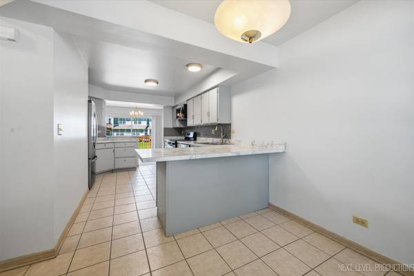 37 Ione DR #B, South Elgin, IL 60177