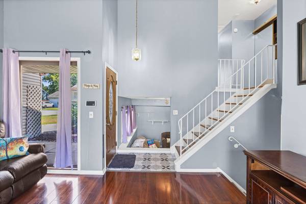 30W008 Danbury DR, Warrenville, IL 60555