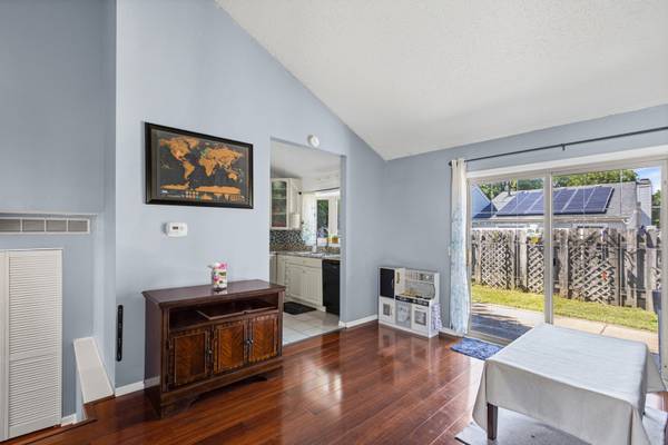 30W008 Danbury DR, Warrenville, IL 60555
