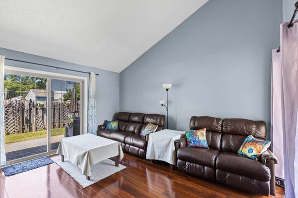 30W008 Danbury DR, Warrenville, IL 60555