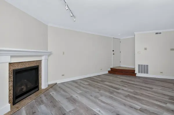 1753 Plymouth CT #D, Wheaton, IL 60187