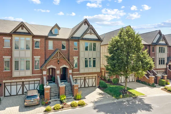 526 Brownstone DR, St. Charles, IL 60174