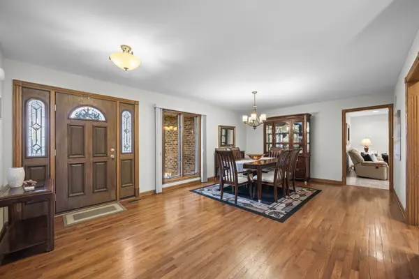 907 N Quentin RD, Palatine, IL 60067