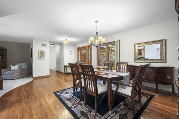 907 N Quentin RD, Palatine, IL 60067