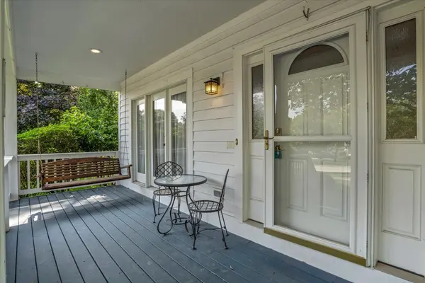 919 Roslyn RD, Glen Ellyn, IL 60137