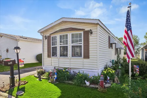 726 Hillcrest LN, Crystal Lake, IL 60014