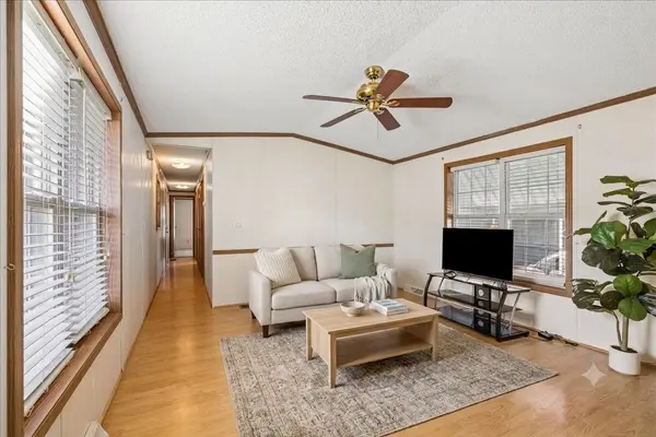 726 Hillcrest LN, Crystal Lake, IL 60014