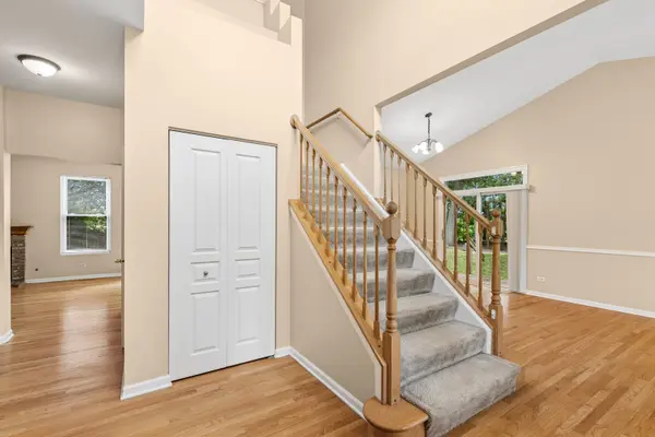 766 Providence LN, Crystal Lake, IL 60012