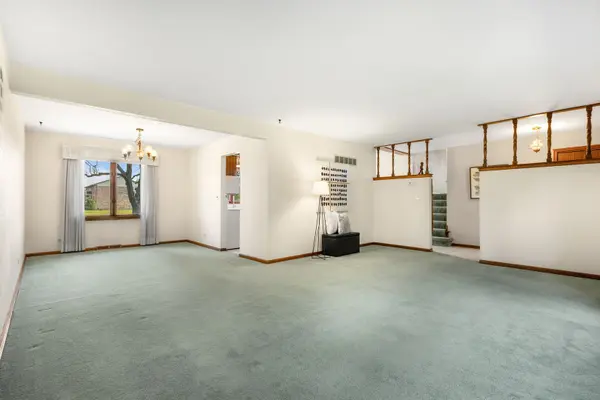 53 James DR, Westmont, IL 60559