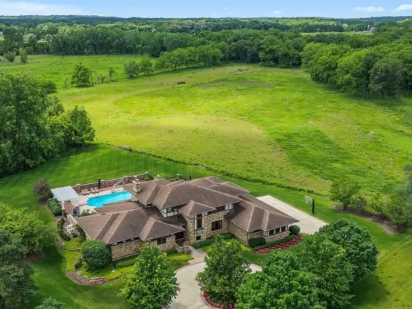 39W973 Crosscreek LN, St. Charles, IL 60175