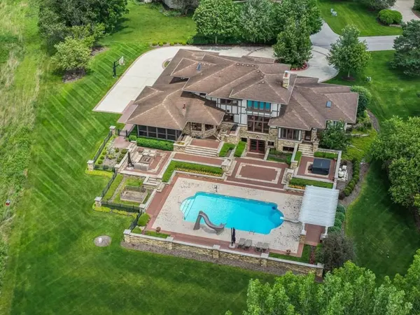 39W973 Crosscreek LN, St. Charles, IL 60175