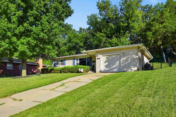 4605 Ashley DR, Mchenry, IL 60050