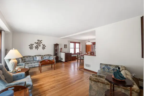 5038 N Nagle AVE, Chicago, IL 60630