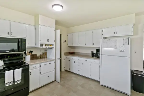 1870 Elizabeth LN, Aurora, IL 60505