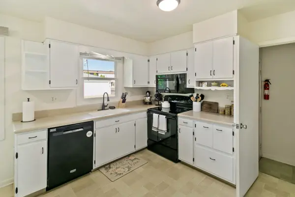 1870 Elizabeth LN, Aurora, IL 60505