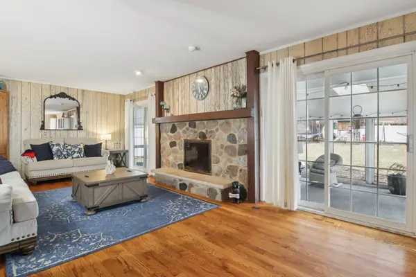 693 Exmoor TER, Crystal Lake, IL 60014