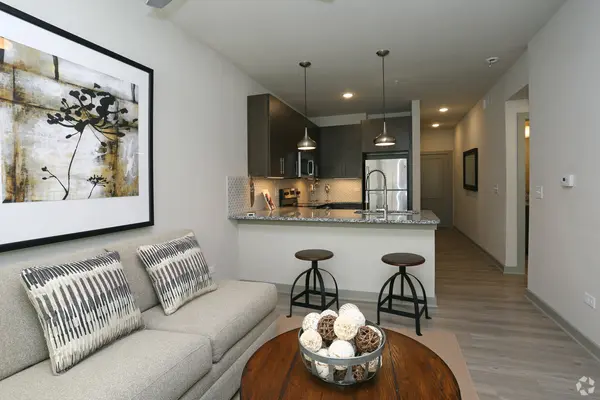 690 E Algonquin RD #3304, Schaumburg, IL 60173