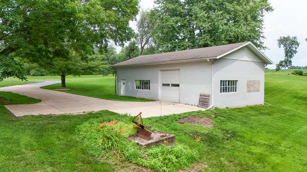 1742 Wolverine RD, Dixon, IL 61021