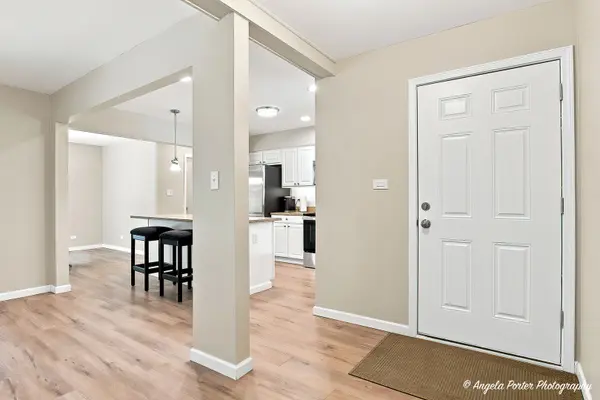 1403 Dairy LN, Mundelein, IL 60060