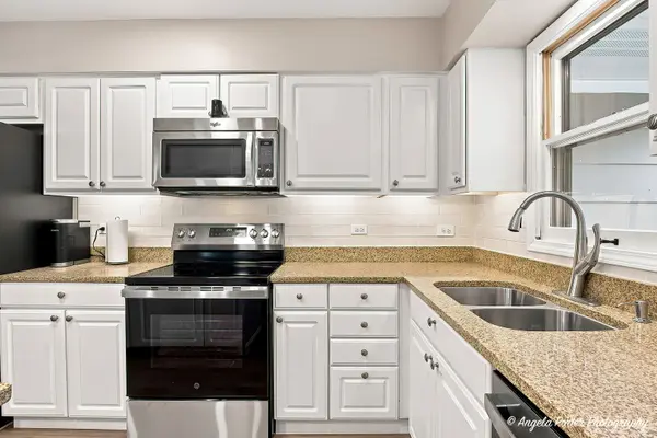 1403 Dairy LN, Mundelein, IL 60060