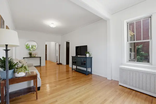 240 S MAPLE AVE #1W, Oak Park, IL 60302