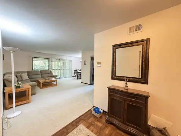 6135 Essex CT #D, Willowbrook, IL 60527