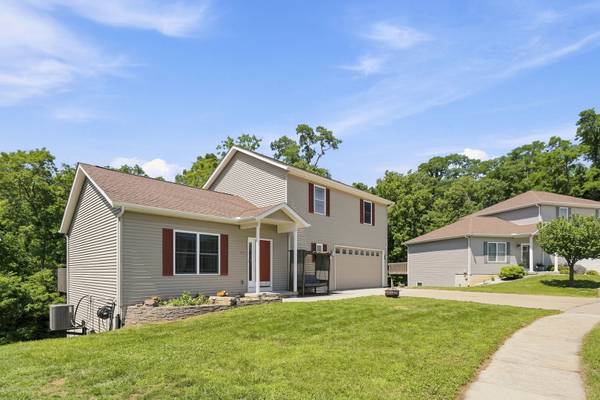 11 Oakley DR, Leclaire, IA 52753