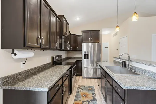 11 Oakley DR, Leclaire, IA 52753