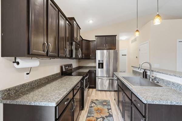 11 Oakley DR, Leclaire, IA 52753