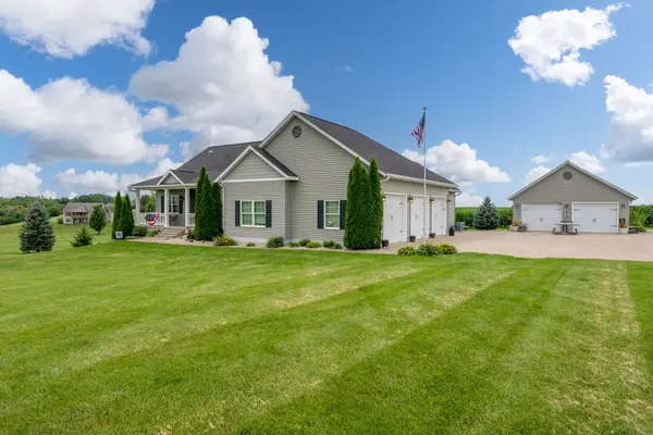 400 Randy DR, Clinton, IA 52732