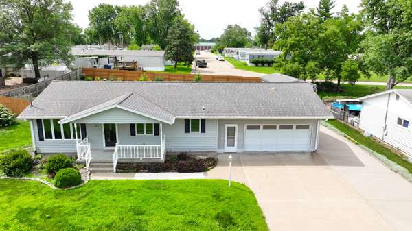 1815 9th ST, Camanche, IA 52730