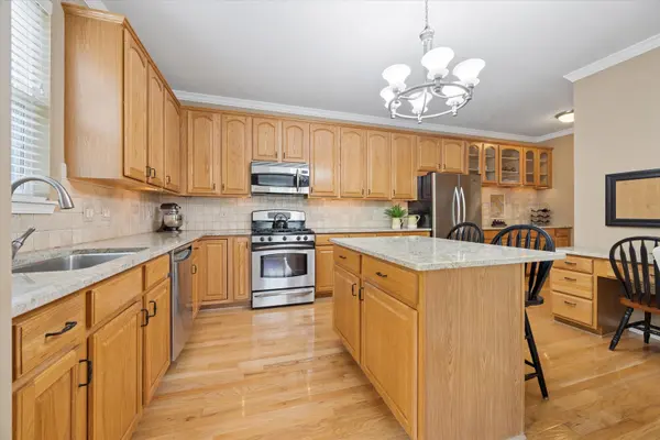 621 Dunhill LN, Carol Stream, IL 60188