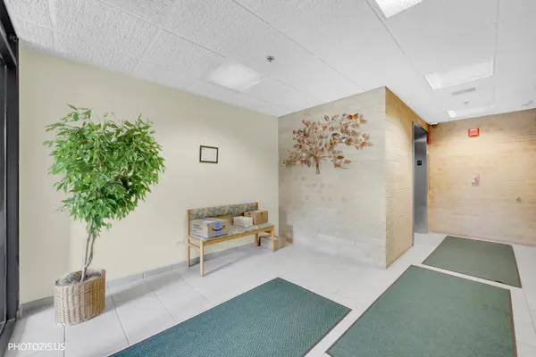 1380 Oakwood AVE #204, Des Plaines, IL 60016