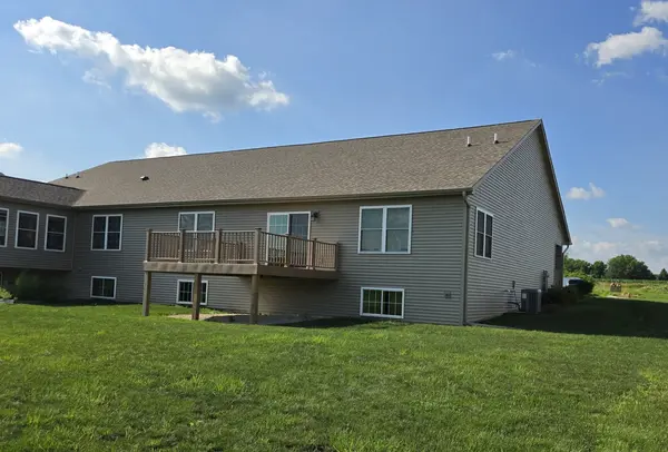 735 Yingling DR, Dixon, IL 61021
