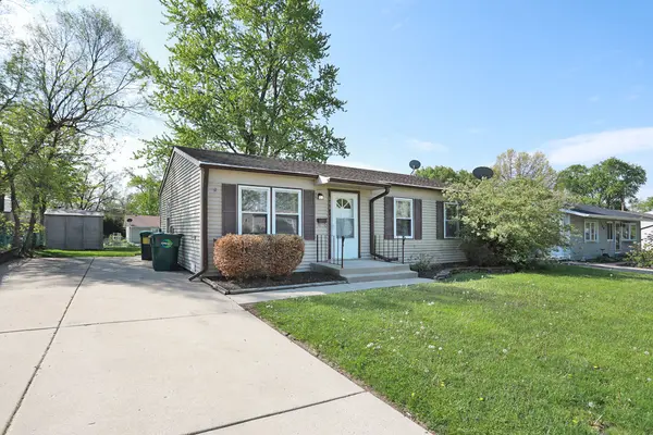 111 Elm LN, Streamwood, IL 60107
