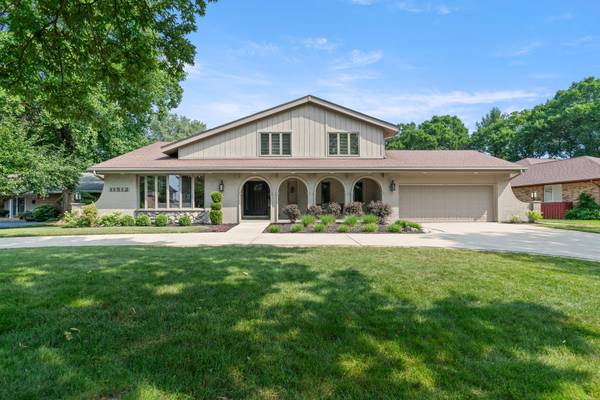 11512 Woodglen LN, Burr Ridge, IL 60527