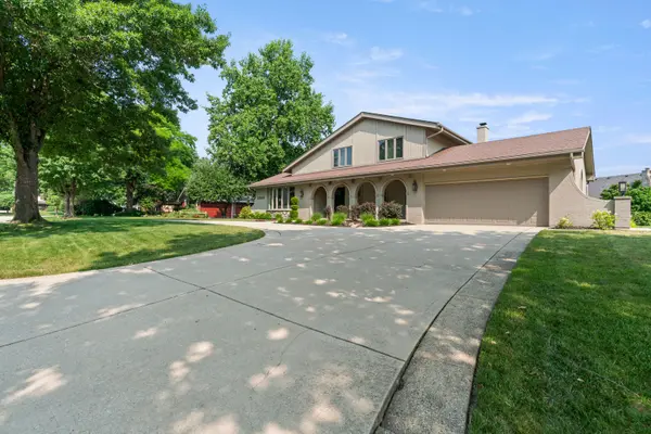 11512 Woodglen LN, Burr Ridge, IL 60527