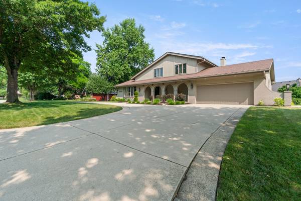 11512 Woodglen LN, Burr Ridge, IL 60527
