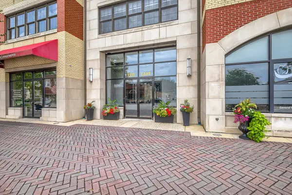10 E Burlington ST #3B, Riverside, IL 60546