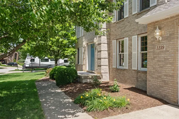 1239 Yorkshire DR S, Sycamore, IL 60178