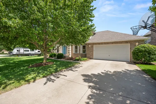 1239 Yorkshire DR S, Sycamore, IL 60178