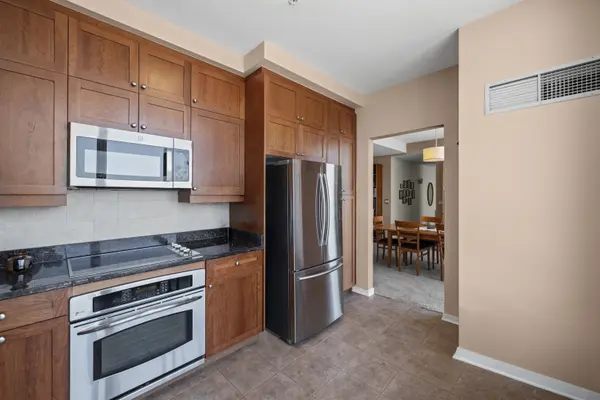 807 Davis ST #2212, Evanston, IL 60201