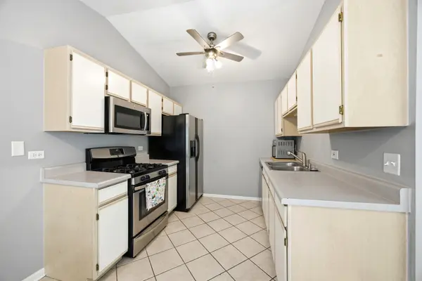 383 Woodview CIR #D, Elgin, IL 60120