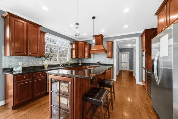 40W612 N Blue Lake CIR, Campton Hills, IL 60175